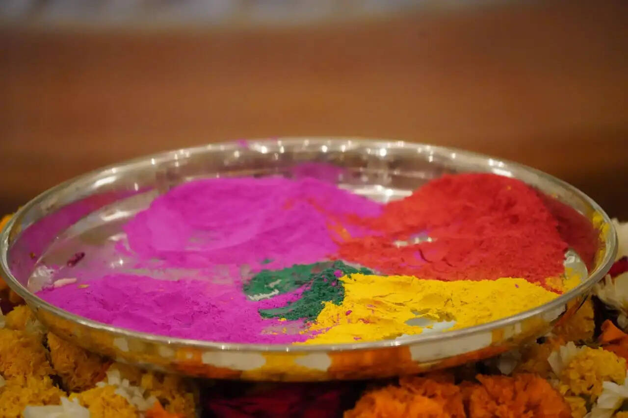 राम मंदिर में रंगभरी एकादशी पर उड़ा अबीर-गुलाल