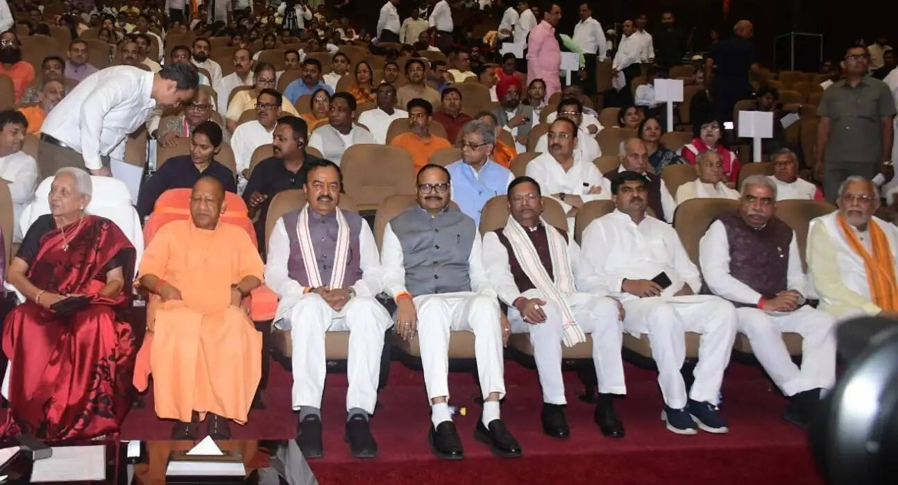 राज्यपाल और मुख्यमंत्री ने लाेकभवन में देखी फिल्म 'कृष्णावतारम्' की विशेष स्क्रीनिंग