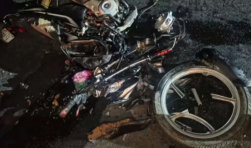 राजगढ़ःट्रक की टक्कर से बाइक सवार एक युवक की मौत एक घायल