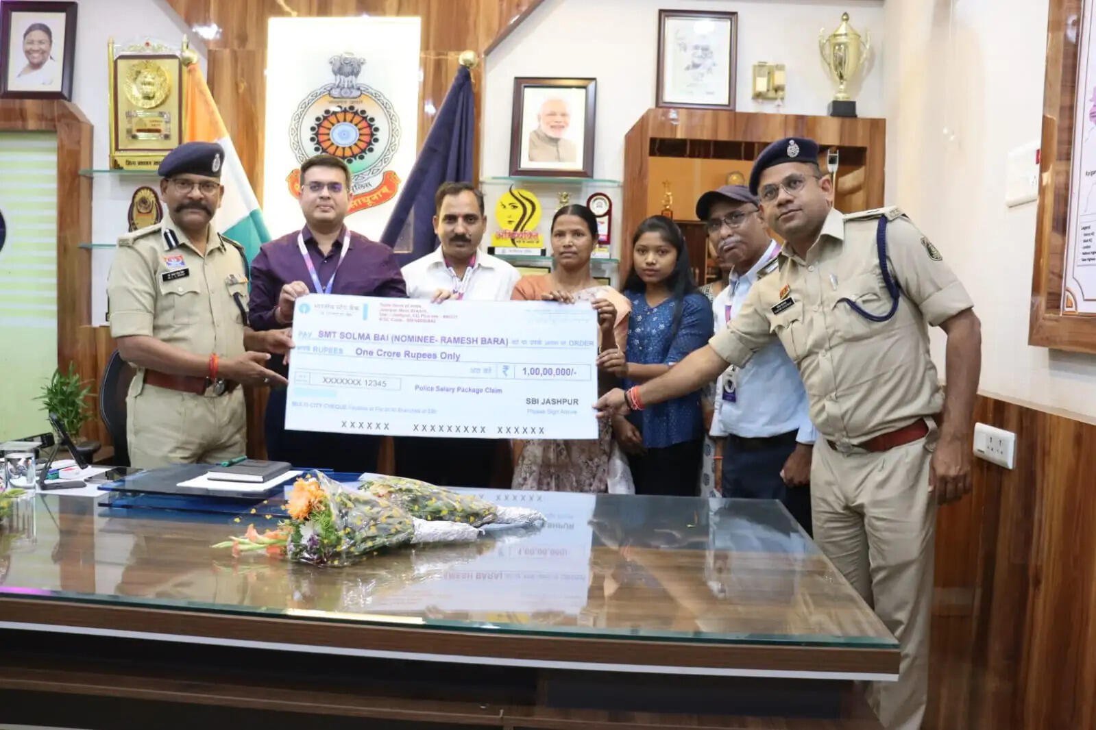 जशपुर : दिवंगत आरक्षक के परिवार को मिला 1 करोड़ रुपये का बीमा लाभ