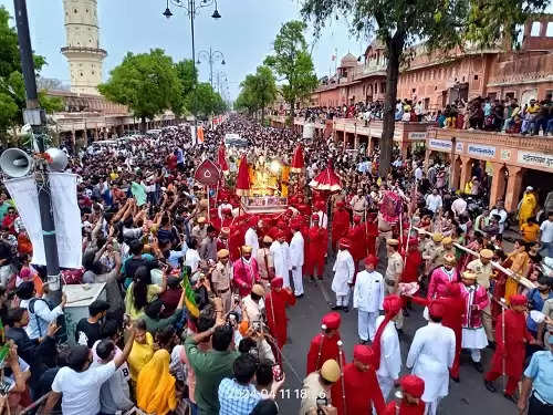 शाही ठाट के साथ निकली गणगौर माता की सवारी