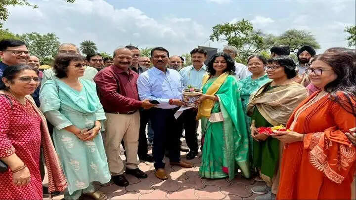 इंदौरः मंत्री सिलावट ने सांवेर के सीएम राइज स्कूलों का किया दौरा, विद्यार्थियों से किया संवाद