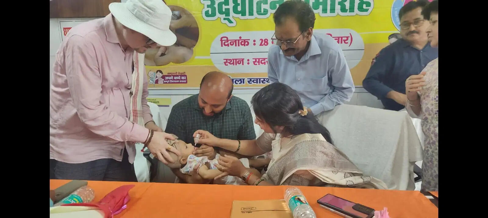 पल्स पोलियो अभियान शुरू, डीसी ने पिलाया अपने पुत्र और पुत्री को खुराक