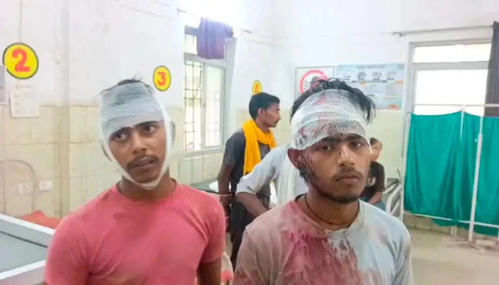 बाराबंकी&nbsp;में&nbsp;प्रधानी&nbsp;चुनाव&nbsp;की&nbsp;रंजिश&nbsp;में&nbsp;दबंगाें ने&nbsp;परिवार&nbsp;काे&nbsp;बेरहमी&nbsp;से&nbsp;पीटा,&nbsp;वृद्ध&nbsp;की&nbsp;माैत