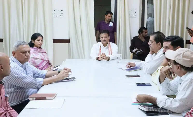 हिनौती गौधाम में सभी आवश्यक व्यवस्थायें सुनिश्चित करायें : उप मुख्यमंत्री शुक्ल