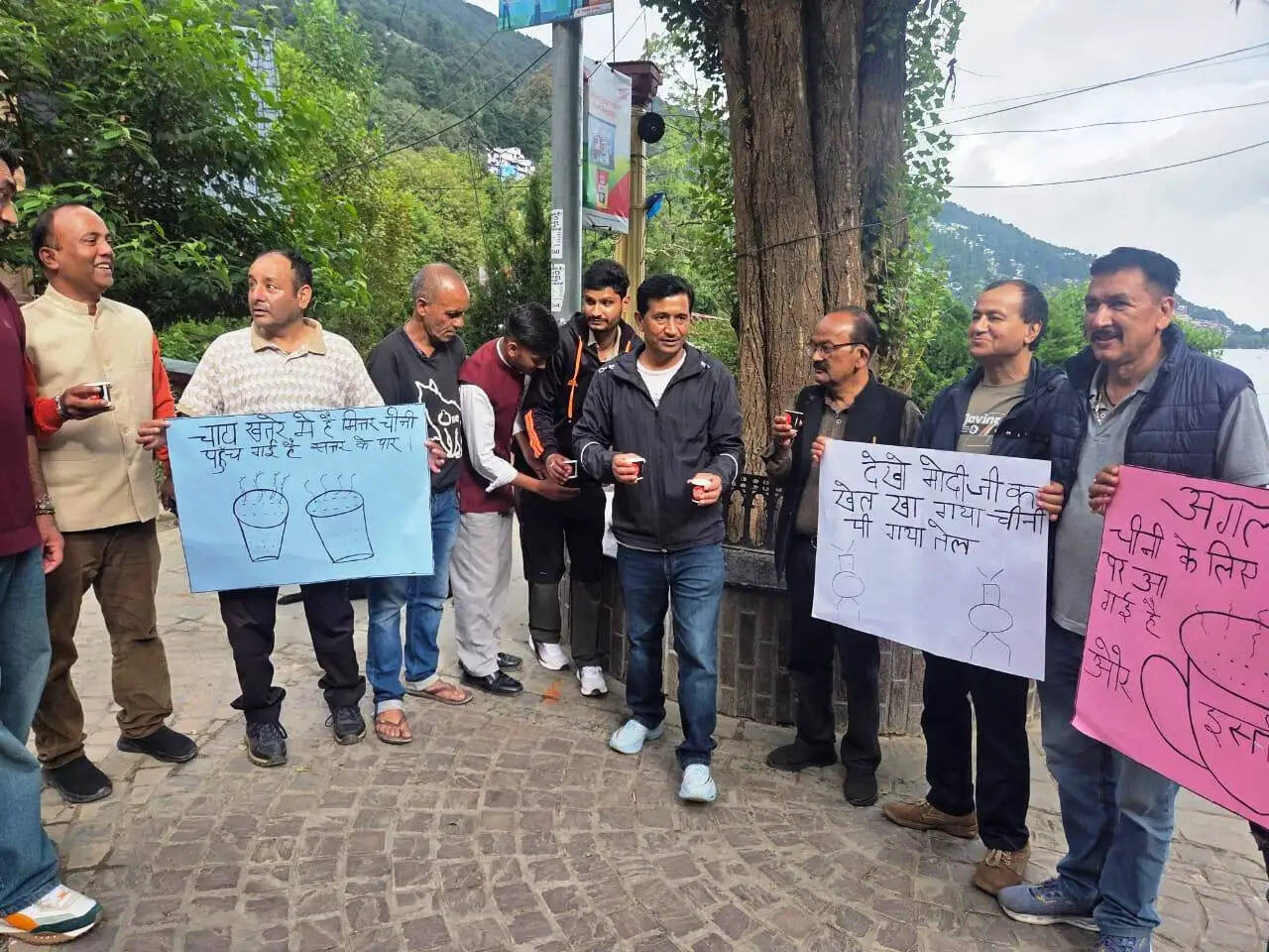 महंगाई के विरोध में यूथ कांग्रेस ने फीकी चाय पिलाकर जताया विरोध