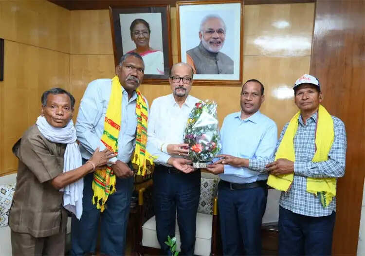राज्यपाल&nbsp;डेका से अखिल भारतीय गोंड़वाना गोंड़ महासभा के पदाधिकारियों ने की भेंट
