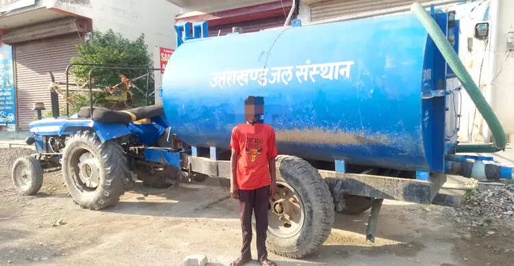 उत्तराखंड जल संस्थान का नाम लिखे ट्रैक्टर से खुले नाले में अपशिष्ट जल प्रवाहित करने का मामला उजागर