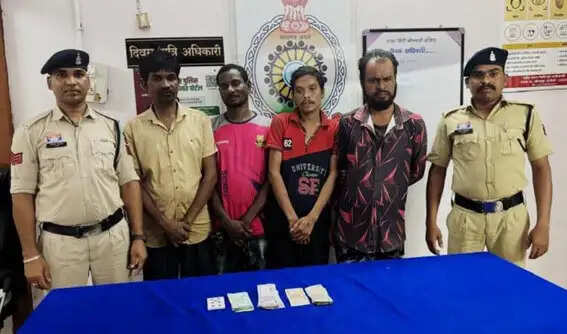 चार जुआरी गिरफ्तार, नकदी व ताश की गड्डी जब्त