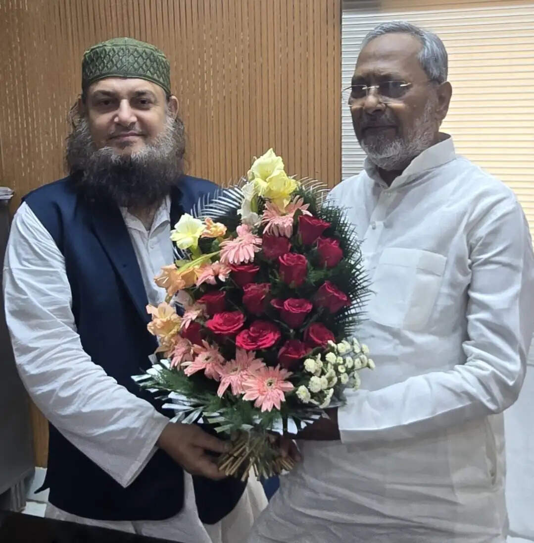 राज्य सुन्नी वक्फ बोर्ड के चेयरमैन से मिले सैयद हसन