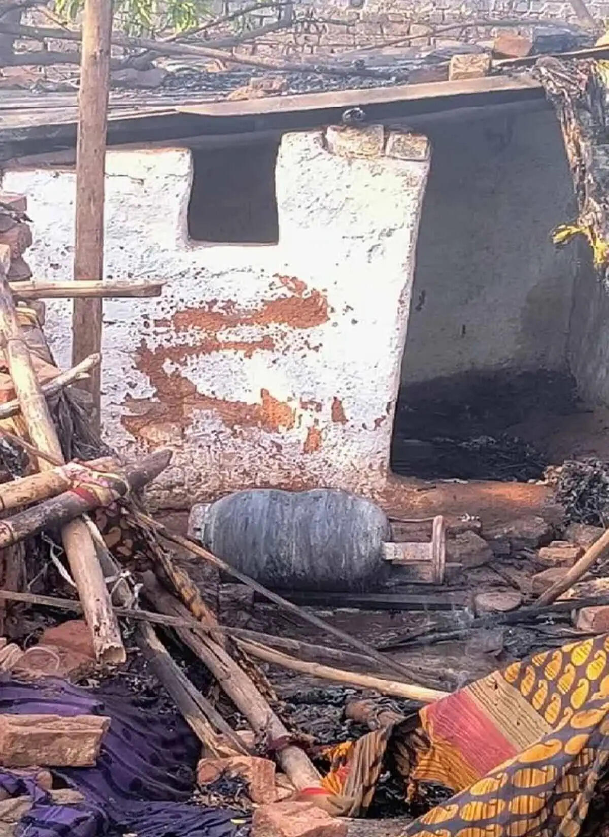 छत्तीसगढ़&nbsp;के&nbsp;दुर्ग में सिलेंडर ब्लास्ट से एक ही परिवार के चार&nbsp;लोगाें&nbsp;की&nbsp;जिंदा जलकर&nbsp;माैत