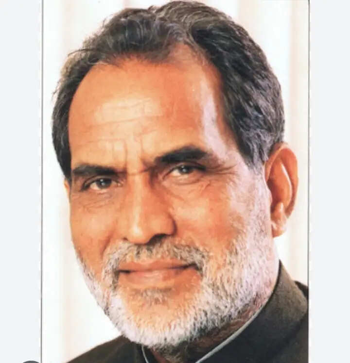 उपराष्ट्रपति, लोकसभा अध्यक्ष और केंद्रीय मंत्रियों ने चंद्रशेखर को जयंती पर दी श्रद्धांजलि, सादगी और सिद्धांतों की राजनीति को किया याद