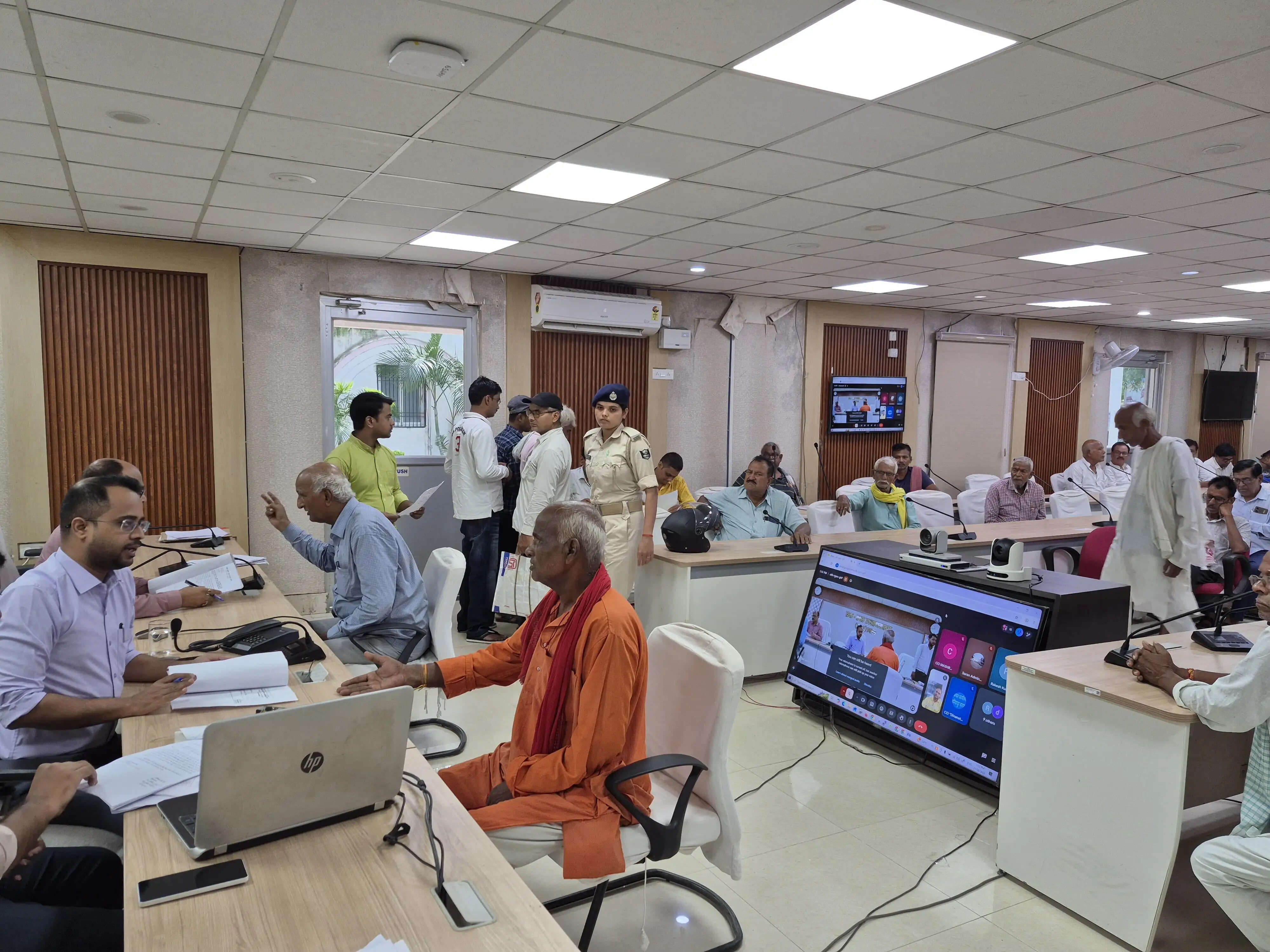 जिलाधिकारी ने जनता दरबार कार्यक्रम में 96 लोगों की समस्याओं को सुन कार्रवाई का दिया निर्देश