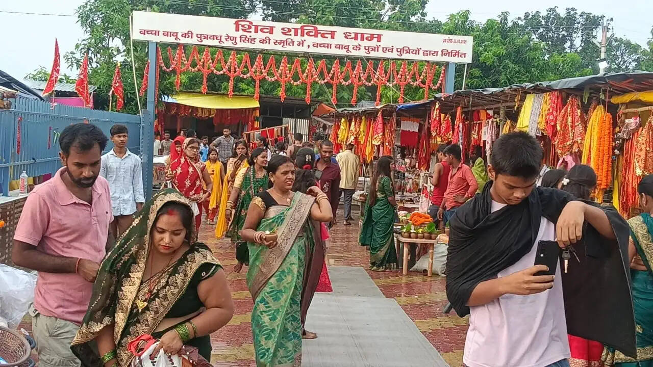 बारिश के बीच मंदिराें में गूंजे हर-हर महादेव के जयकारे