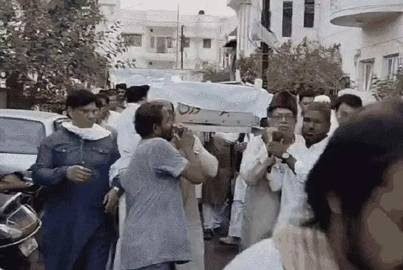 मशहूर शायर बशीर बद्र हुए सुपुर्द-ए-खाक, साहित्य जगत में शोक की लहर