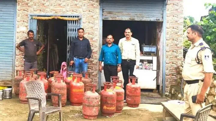 ग्वालियरः अवैध रूप से भंडारित 16 घरेलू गैस सिलेंडर जब्त, प्रकरण दर्ज