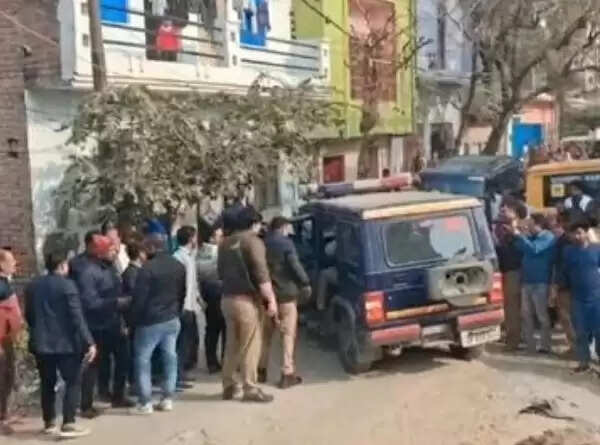 यूपी के एटा में दिनदहाड़े घर में घुस कर एक परिवार के चार लोगों की हत्या