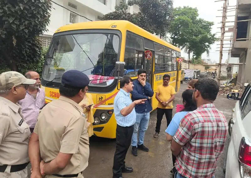 इंदौरः आरटीओ की बड़ी कार्रवाई, यातायात नियमों का उल्लंघन करने वाले 10 स्कूली वाहन जब्त