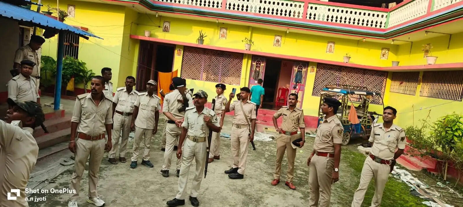 पुलिस के कुर्की जब्ती कार्रवाई के दवाब में लक्ष्मीपुर के मुखिया ने किया आत्मसमर्पण