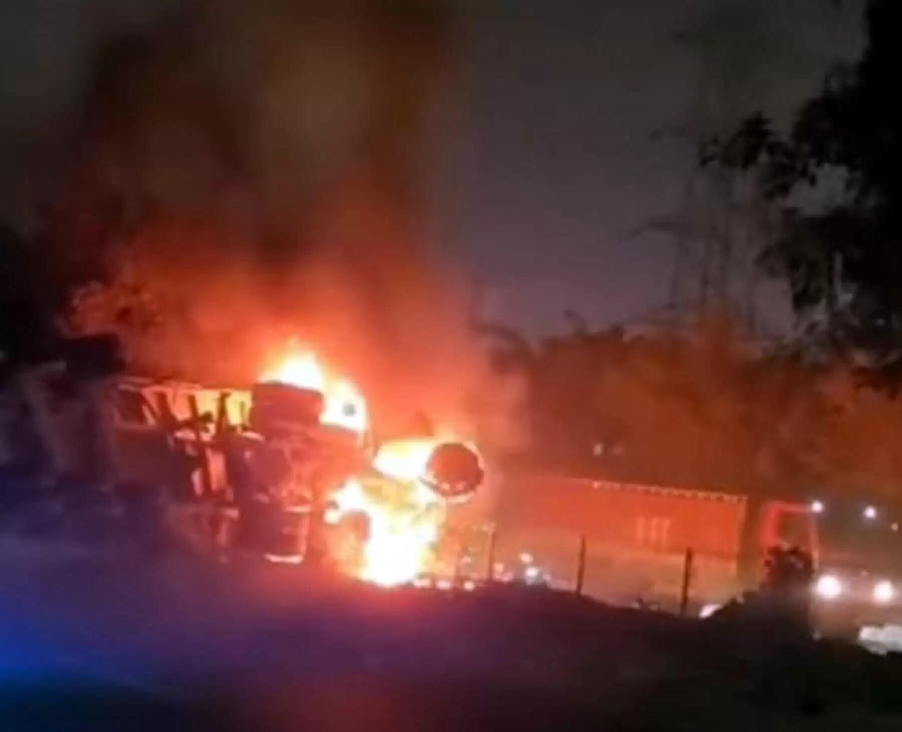 गुरुग्राम: अनियंत्रित हो डिवाइडर से टकराकर पलटा ट्रक, लगी भीषण आग