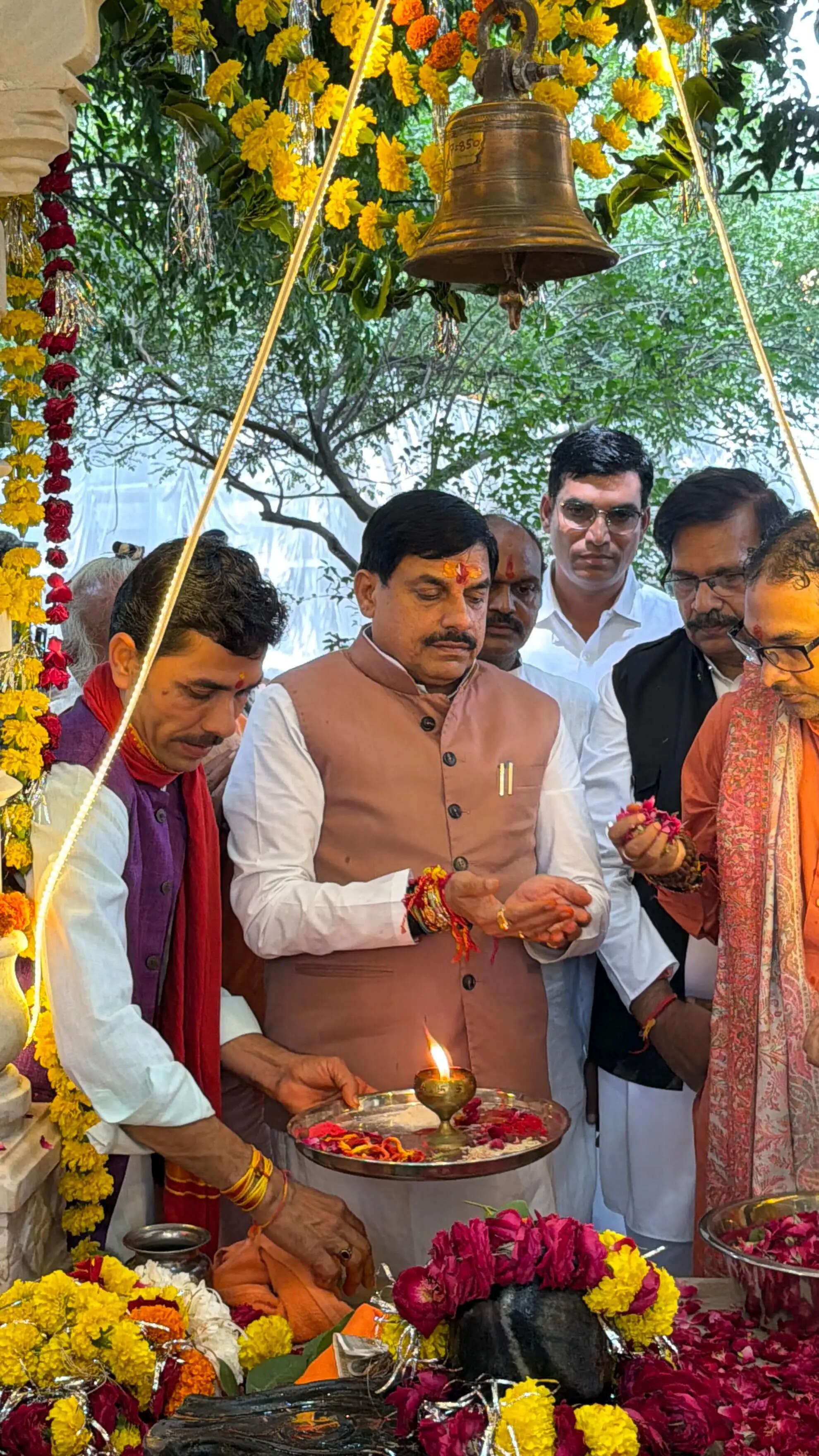 सीएम डॉ. मोहन यादव पहुंचे निजानंद धाम आश्रम, विवेक गुरुजी से लिया आशीर्वाद