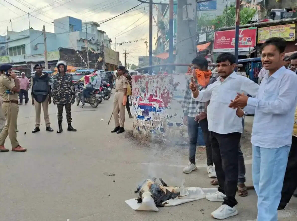 सुपौल में युवा कांग्रेस ने केंद्रीय शिक्षा मंत्री का पुतला फूंका, छात्र मुद्दों पर जताया विरोध