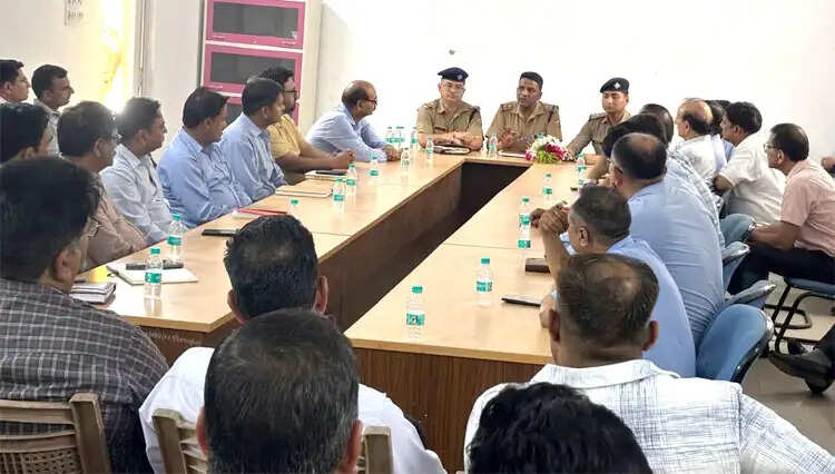 पुलिस ने फैक्ट्री प्रबंधन के साथ बैठक में श्रमिकों की समस्याओं के समाधान पर दिया जोर