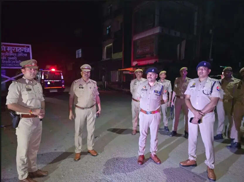 रात में पुलिस ने चलाया सघन चेकिंग अभियान, संदिग्धों और वाहनों की हुई जांच