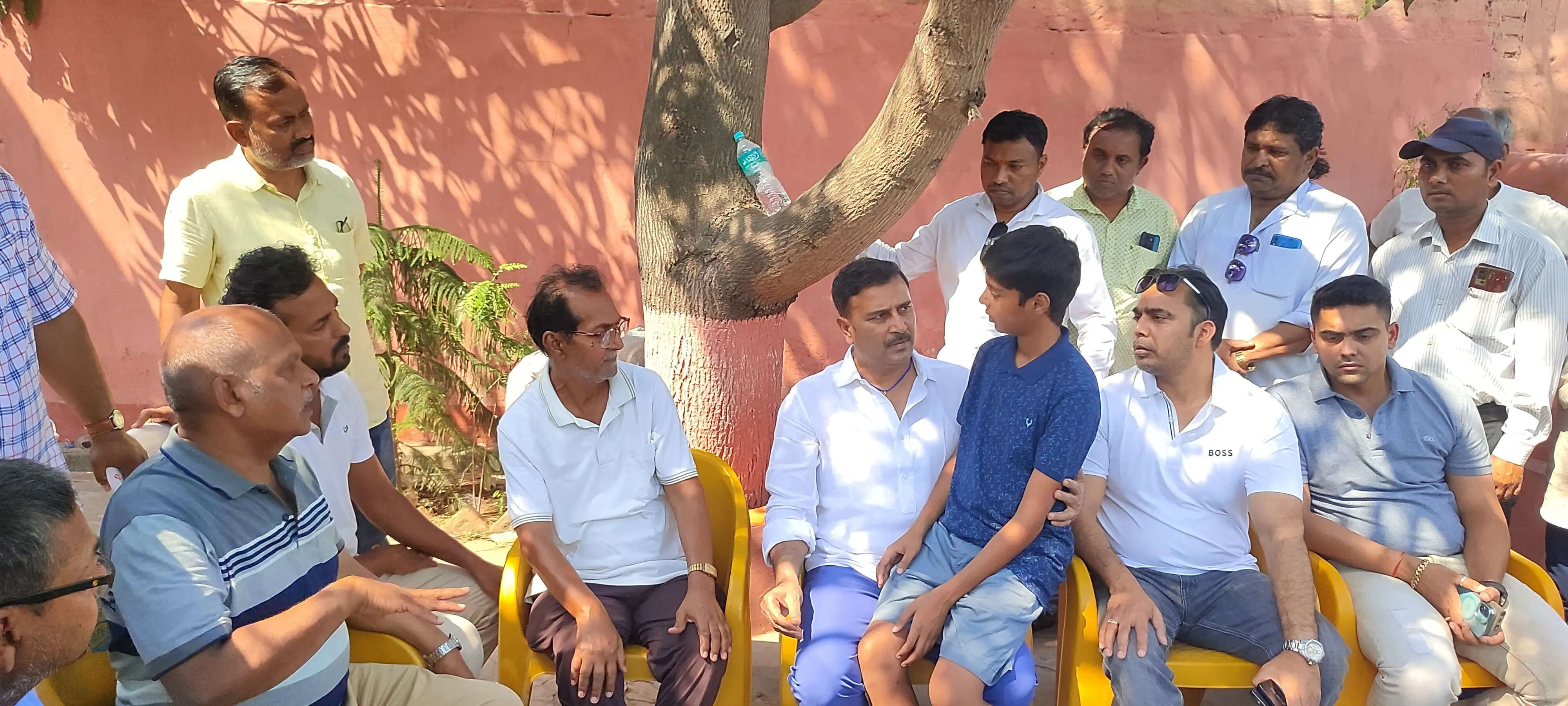 शहीद परिवार से मिले सुदेश कहा, घटना पर पूरा झारखंड दुखी