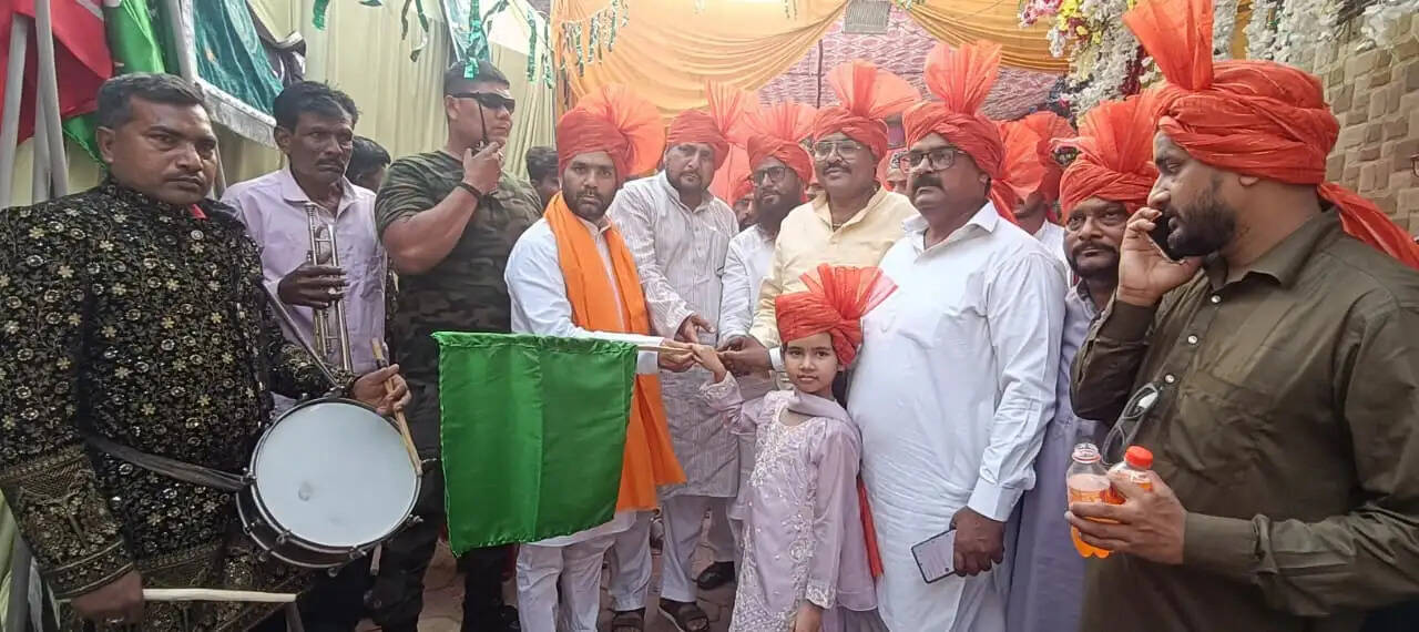 शहीद अलैहिर्रहमा के सालाना उर्स-ए-पाक में पूरे अदब-ओ-एहतराम के साथ दरगाह शरीफ पहुंची चादर