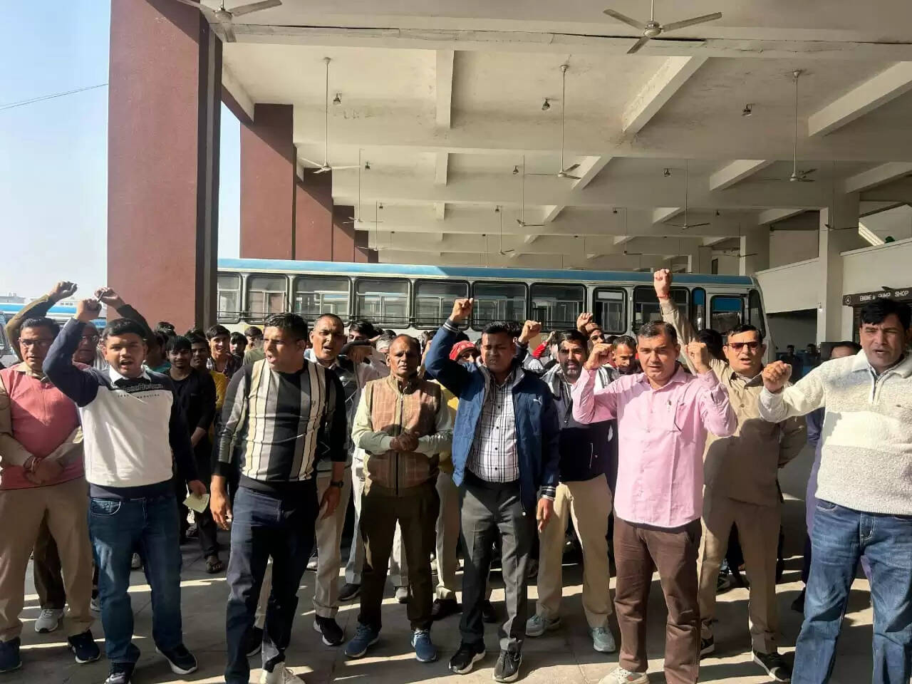 जींद : रोडवेज कर्मचारियों ने बस अड्डा पर किया प्रदर्शन