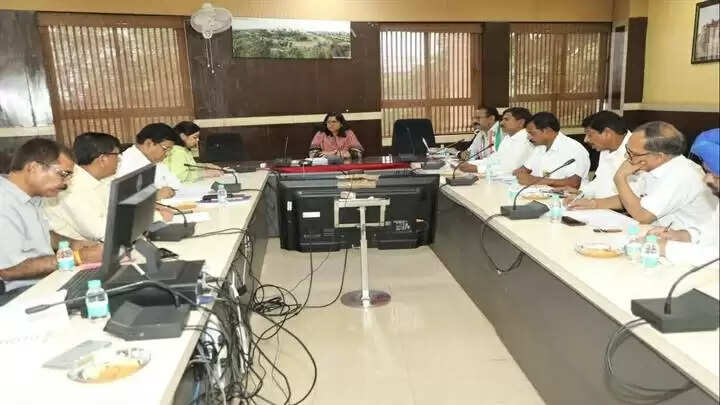 ग्वालियरः राजनैतिक दलों के प्रतिनिधियों को दी गई मतदान केन्द्रों के युक्तियुक्तकरण की जानकारी