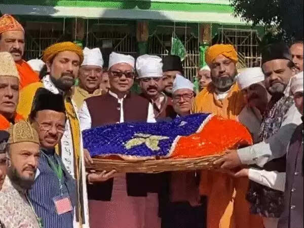 अजमेर दरगाह में पीएम मोदी की चादर पेश, केंद्रीय मंत्री किरेन रिजिजू ने की चादरपोशी