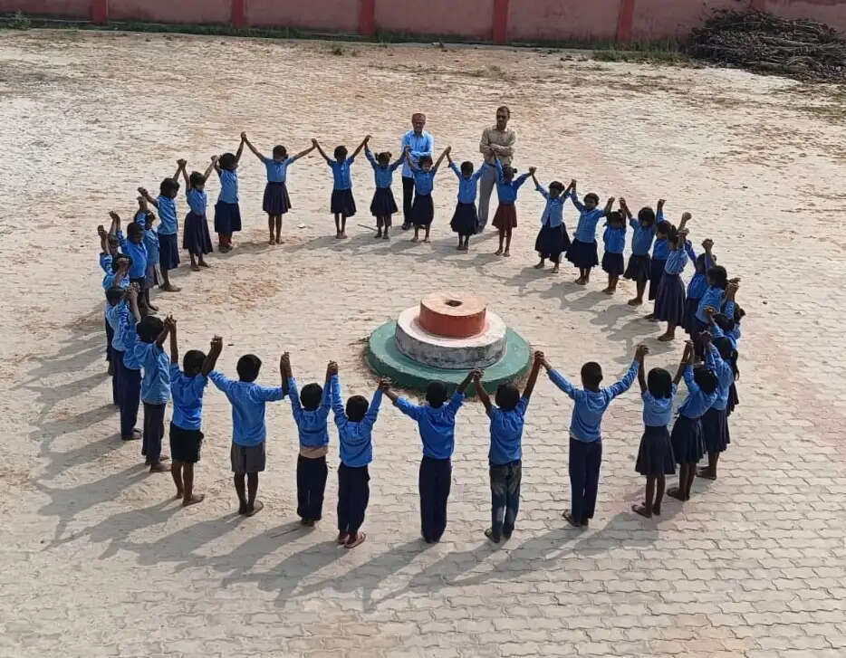 स्कूली बच्चों के साथ मनाई गई अंतर्राष्ट्रीय खुशी दिवस