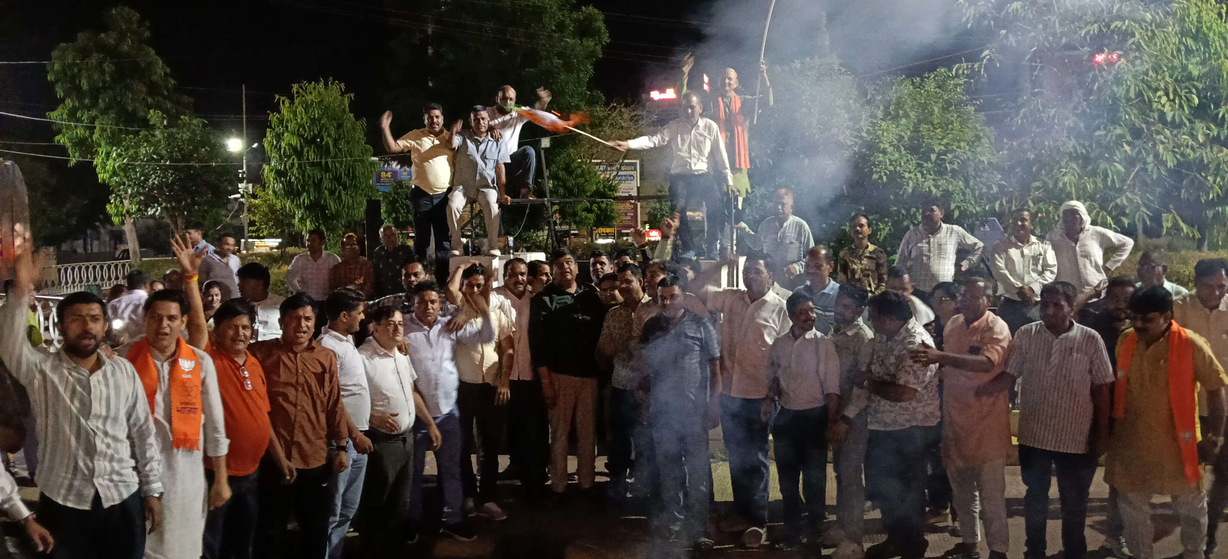 भाजपा की जीत पर अलवर में विजय उत्सव, कार्यकर्ताओं ने आतिशबाजी कर मनाई खुशी