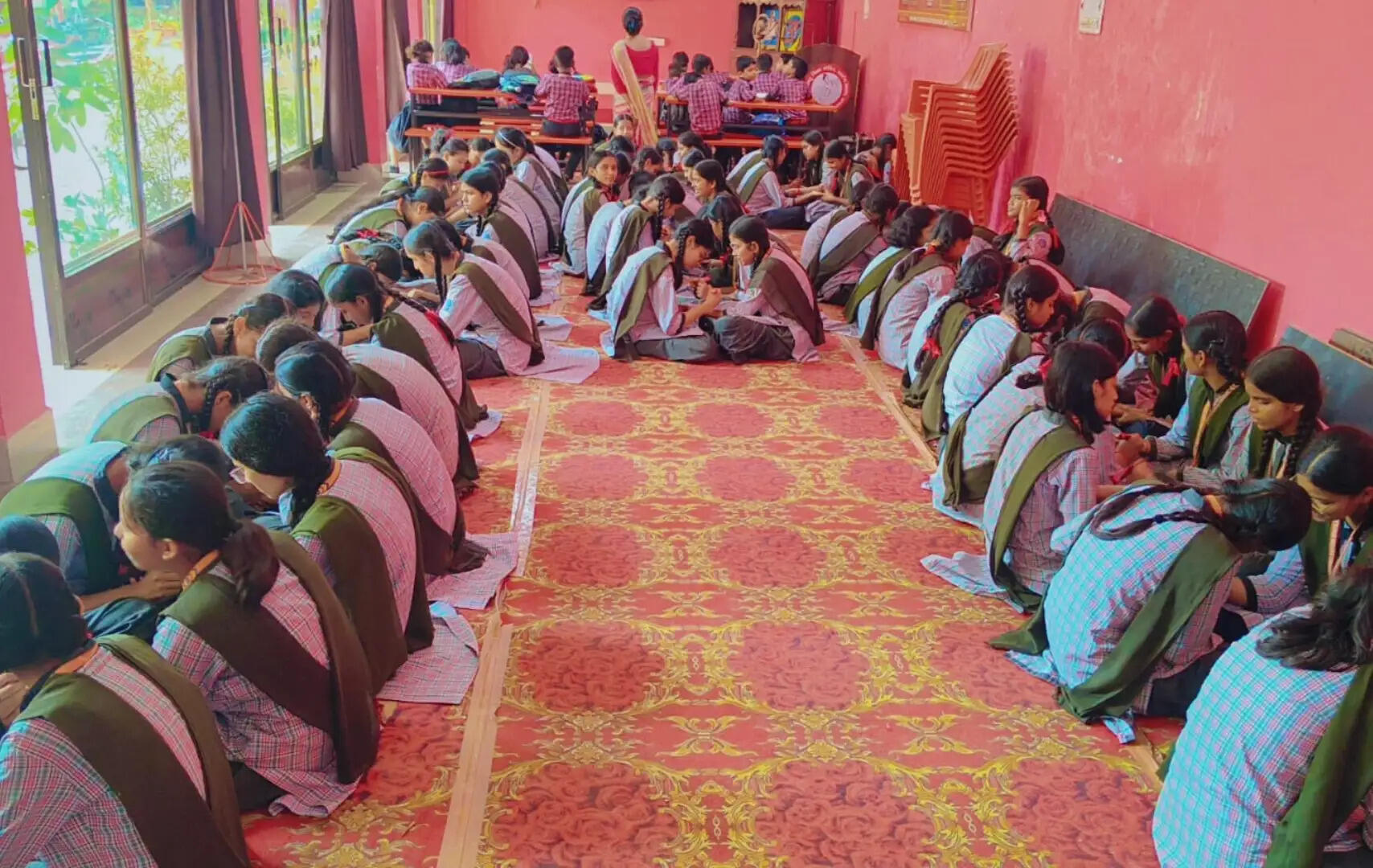 सरस्वती शिशु विद्या मंदिर में मेहंदी श्रृंगार प्रतियोगिता का हुआ आयोजन