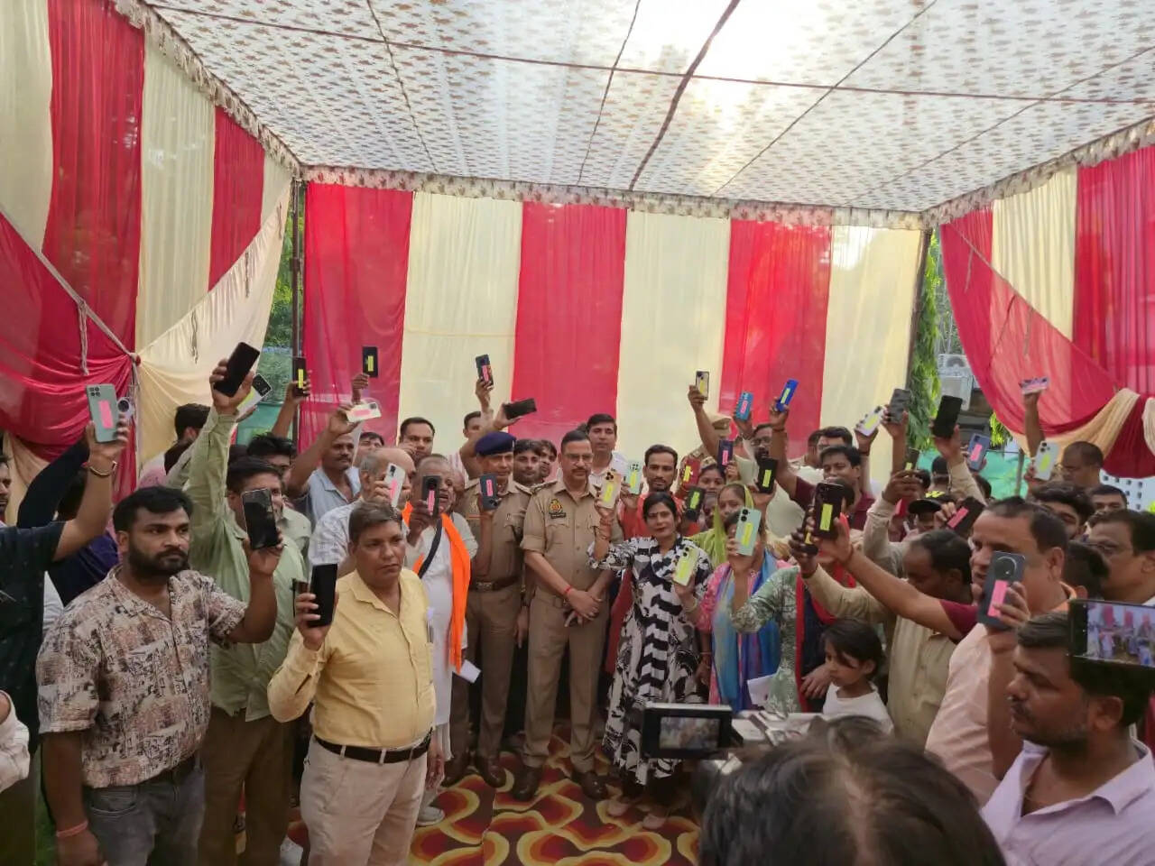 कानपुर पुलिस ने खाेज निकाले 111 गुम हुए मोबाइल