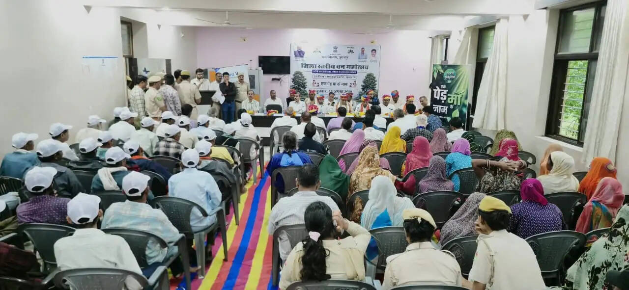 दोवडा में जिला स्तरीय वन महोत्सव आयोजित: टीएडी मंत्री बाबूलाल खराड़ी ने किया पौधारोपण, वन मित्रों को किया सम्मानित