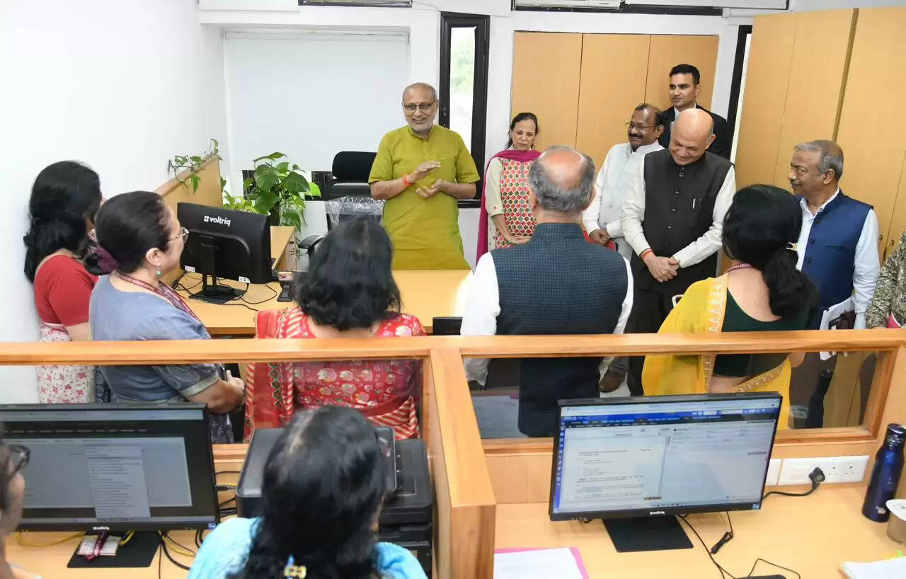 उपराष्ट्रपति ने राज्यसभा सचिवालय के विभिन्न अनुभागों का दौरा किया