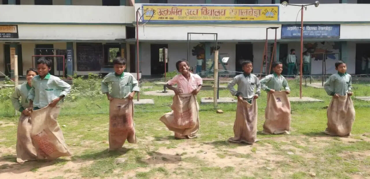 सरकारी छात्रों ने बोरा दौड, रस्सी कूद योग्याभ्यास से उठाया समर कैंप का आनंद