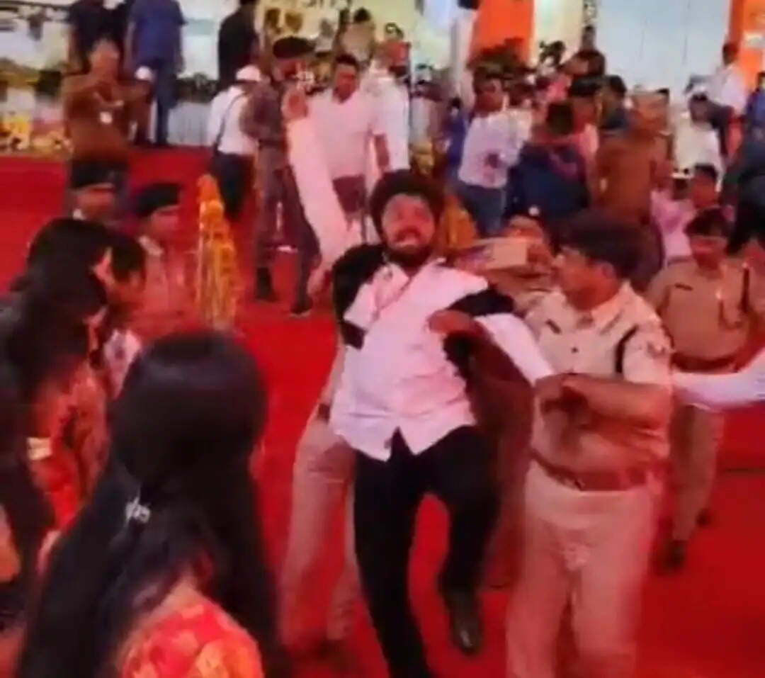 दीक्षांत समारोह के दौरान एक छात्र ने मंच के पास पहुंचकर की नारेबाजी, हवा में उड़ाईं पर्चियां