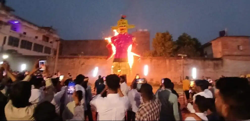 मीरजापुर : बिहसड़ा में उमड़ा जनसैलाब, 35 फीट का रावण धू-धूकर जला