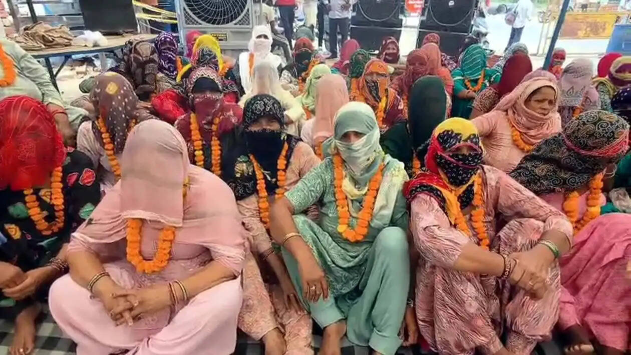 हांसी : बिजली पानी की मांग पर चानौत गांव में 51 महिलाएं बैठी भूख हड़ताल पर