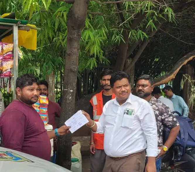 जबलपुर : सुरक्षित शैक्षणिक माहौल के लिए स्कूलों के पास से हटाये गए नशीले पदार्थ बेचने वाले टपरे और ठेले