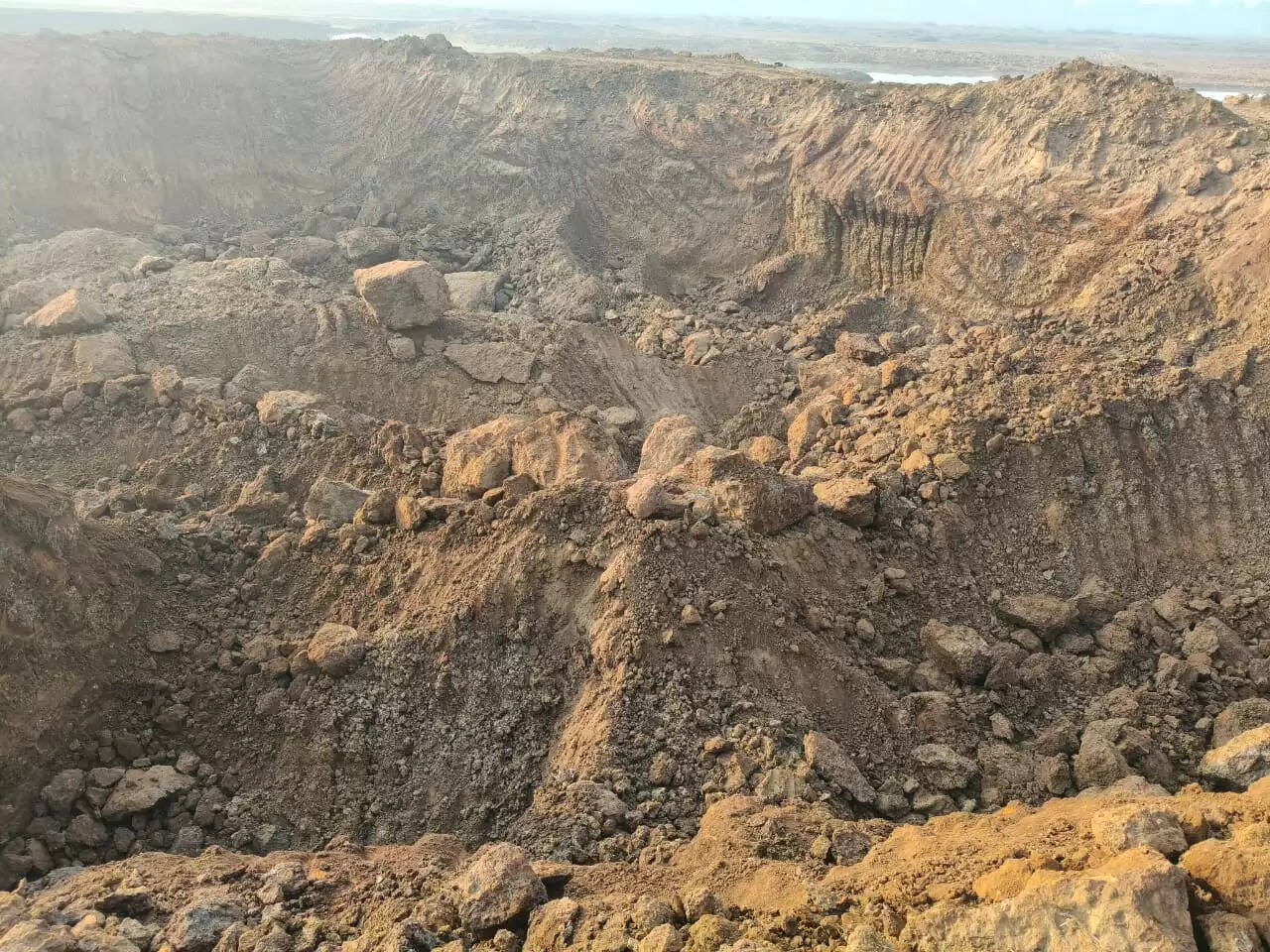 महानदी के तटबंध पर अवैध मुरूम उत्खनन जारी, प्राकृतिक तटबंध हो रहे खराब