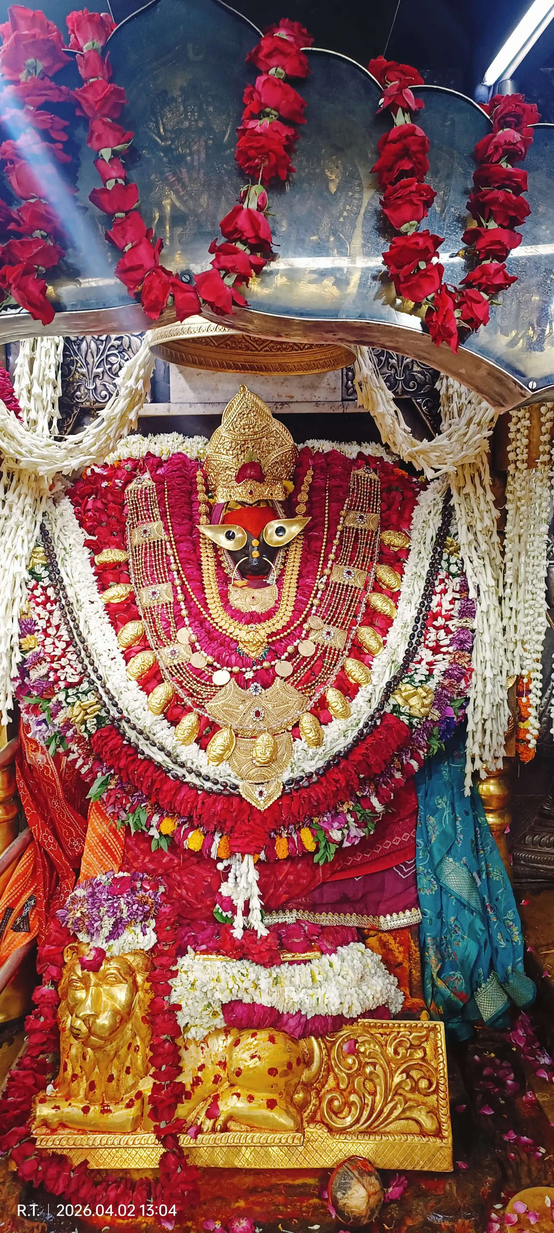 बैशाख पूर्णिमा पर विंध्यधाम में उमड़ा आस्था का सैलाब, भीषण गर्मी में डटे रहे श्रद्धालु