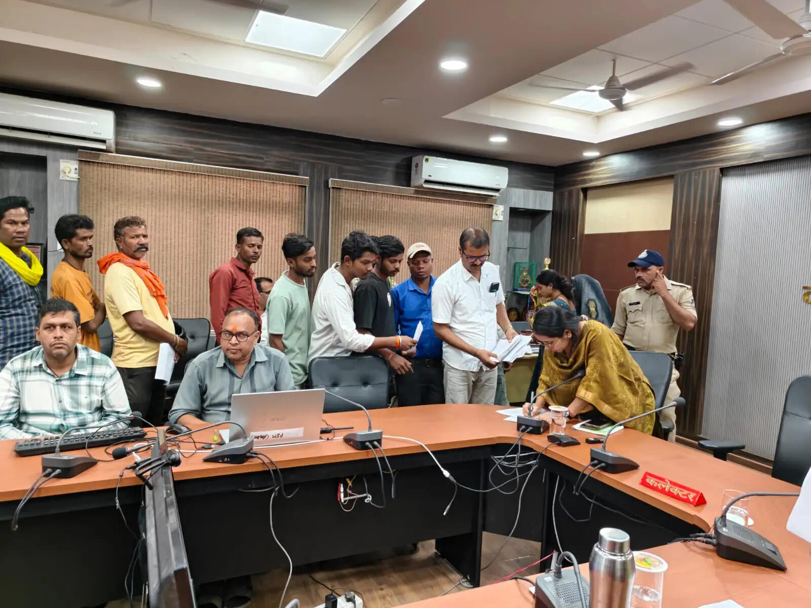 अनूपपुर: स्कूल बस की मांग लेकर जनसुनवाई में पहुचीं छात्राओं को अधिकारी ने कार्रवाई की दी चेतावनी