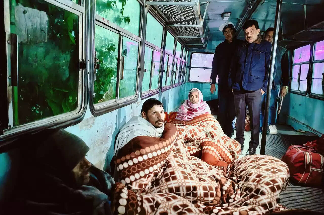 जींद : एडीसी ने किया रैन बसेरों का निरीक्षण, लोगों को दिए कंबल