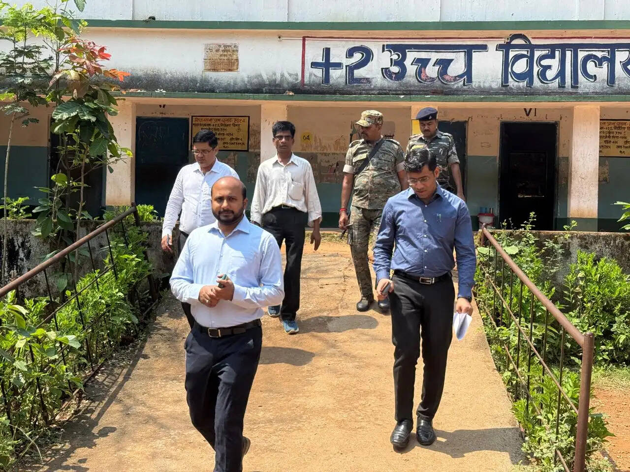 हाई स्कूल&nbsp;डिमरा पहुंचे डीसी, लापरवाही पर 09 शिक्षकों का रोका वेतन