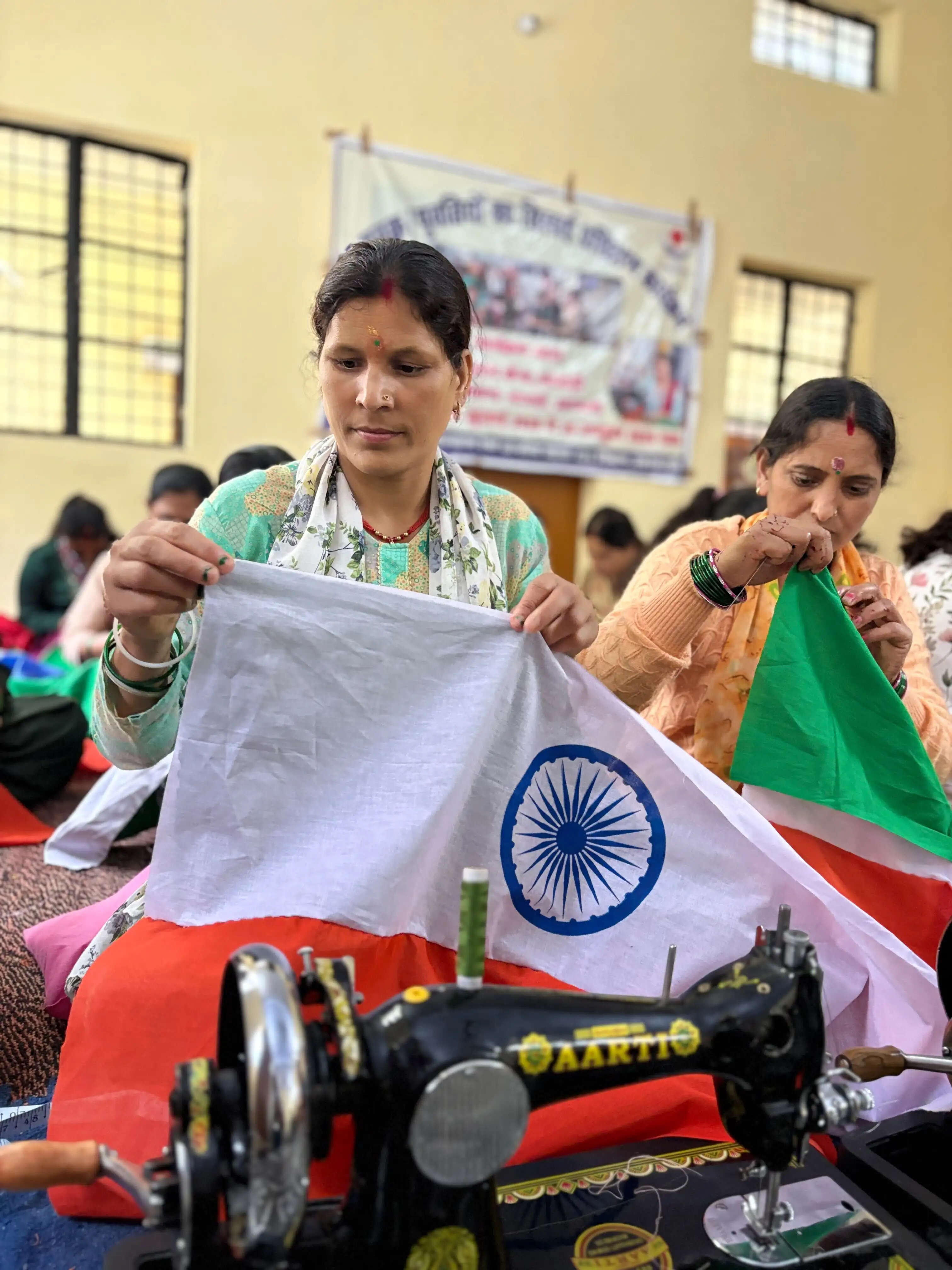 स्वयं सहायता समूहों की महिलाएं तैयार कर रहीं हैं तिरंगे
